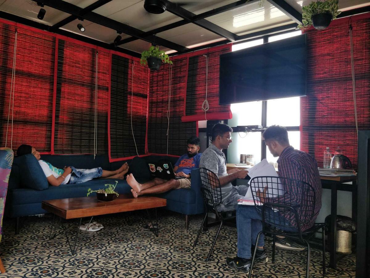Madpackers Delhi West Hostel Ню Делхи Екстериор снимка