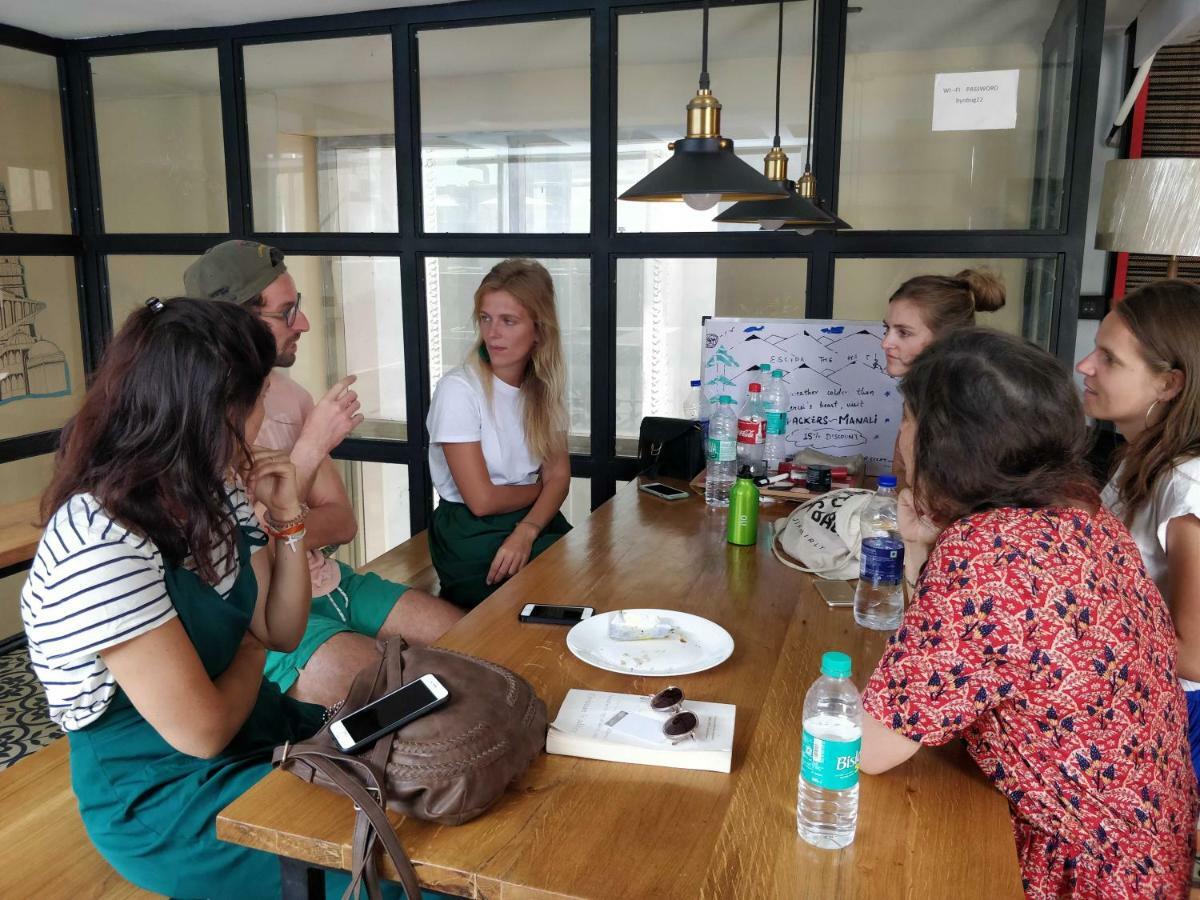 Madpackers Delhi West Hostel Ню Делхи Екстериор снимка