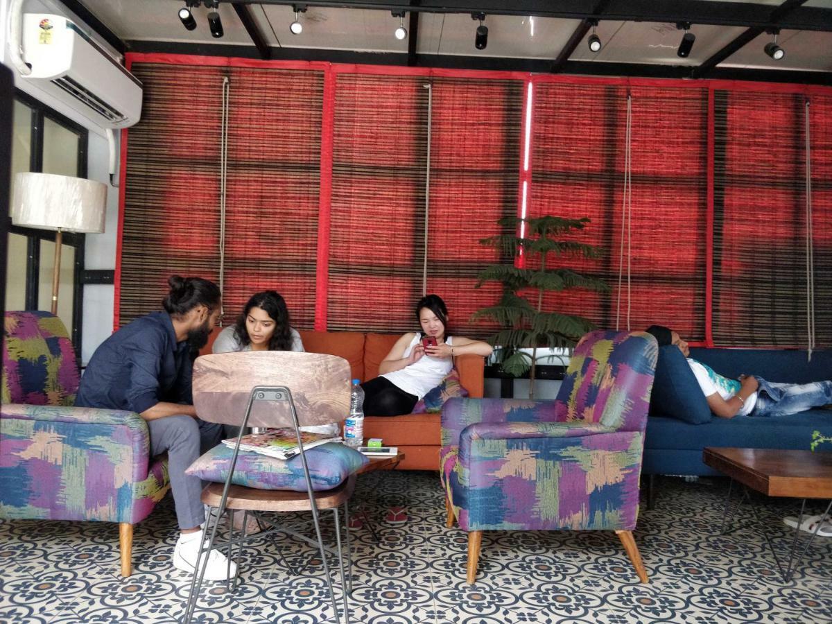 Madpackers Delhi West Hostel Ню Делхи Екстериор снимка